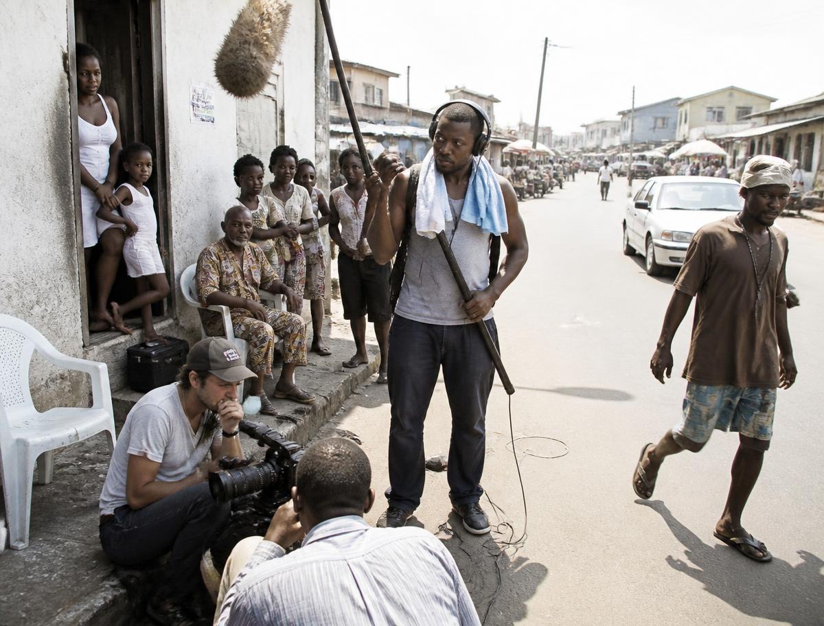 Équipe de tournage nigériane en pleine prise de vue dans une rue de Lagos